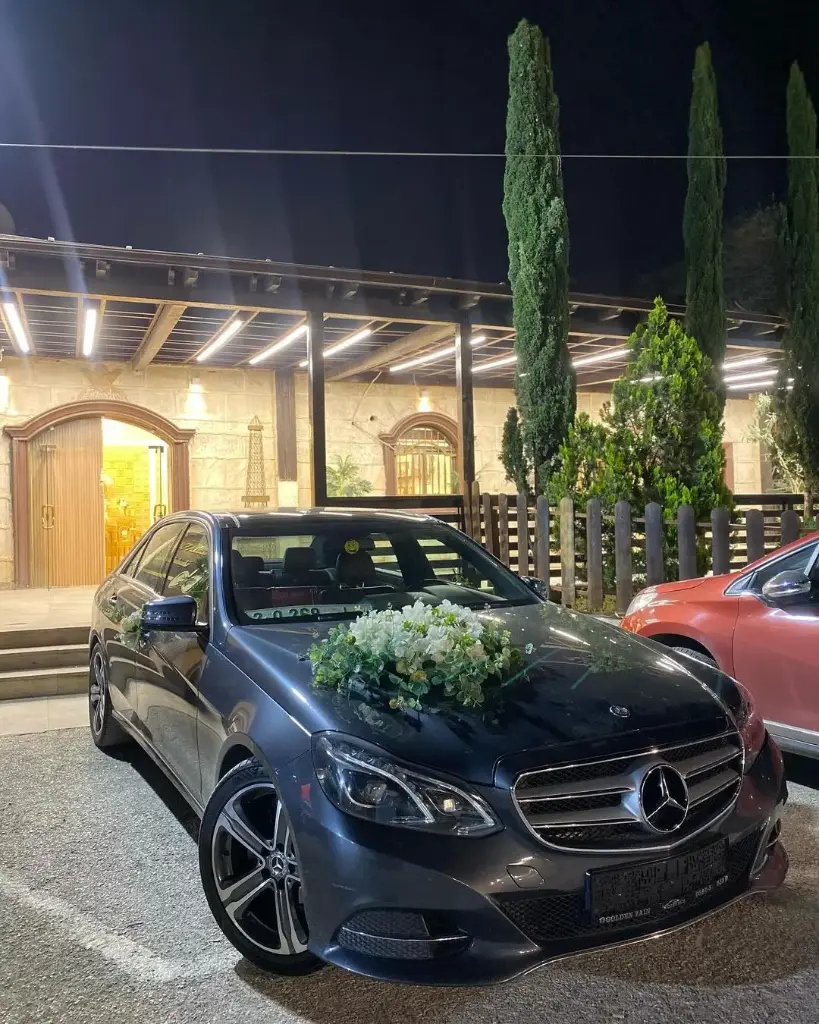 تزيين سيارة بباقة ورد